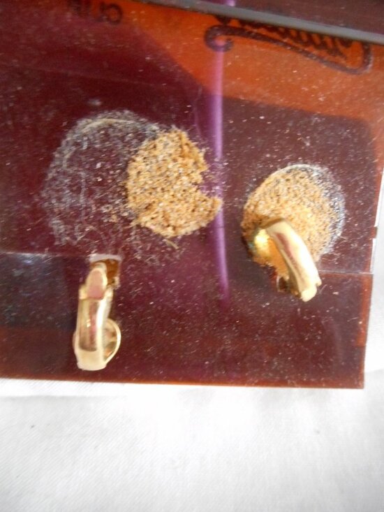 NWOT Vintage 1980s gold tone floral Earrings Clip on Costume jewelry - Picture 2 of 3